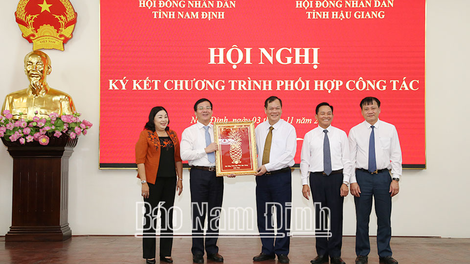 Đồng chí Trần Văn Huyến, Phó Bí thư Thường trực Tỉnh ủy, Chủ tịch HĐND tỉnh Hậu Giang trao quà lưu niệm của HĐND tỉnh Hậu Giang cho HĐND tỉnh Nam Định.