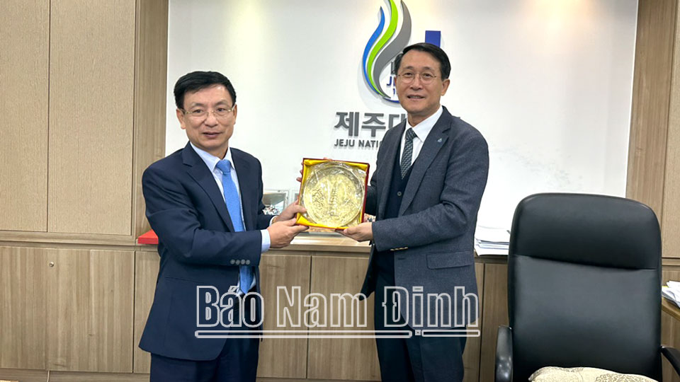 Đồng chí Phạm Đình Nghị, Phó Bí thư Tỉnh ủy, Chủ tịch UBND tỉnh tặng quà lưu niệm cho lãnh đạo Trường Đại học Quốc gia Jeju 