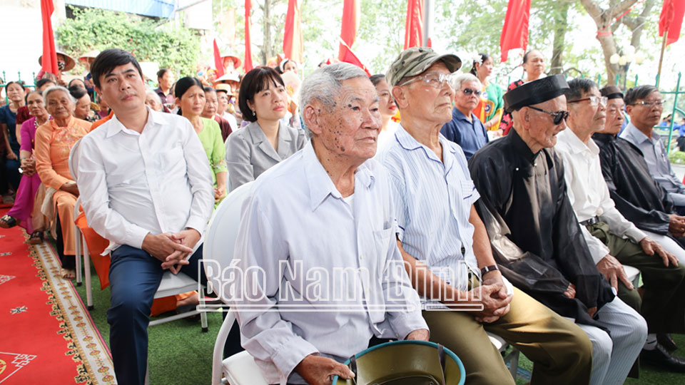 Nhân dân KDC Đông Chiền, xã Hồng Quang (Nam Trực) dự ngày hội.