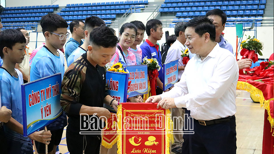 Đồng chí Nguyễn Tiến Dũng, TUV, Giám đốc Sở Văn hóa, Thể thao và Du lịch tặng Cờ lưu niệm cho các đoàn vận động viên tham dự Giải.ĐT 