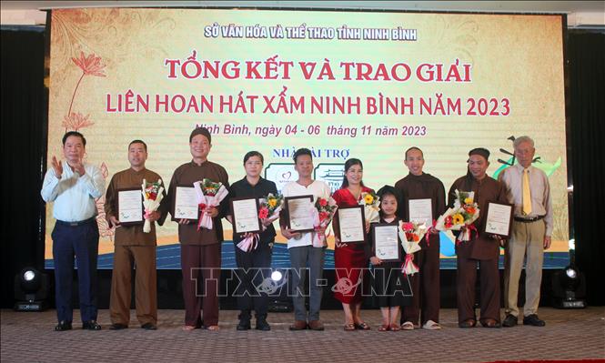 Ban Tổ chức trao giải cho 8 tiết mục đạt giải A. 
Ảnh: TTXVN