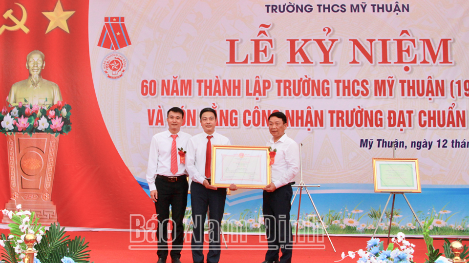 Thừa ủy quyền, đồng chí Lê Quang Huy, Phó Chủ tịch UBND huyện Mỹ Lộc đã trao Bằng công nhận trường đạt chuẩn quốc gia của UBND tỉnh cho nhà trường.