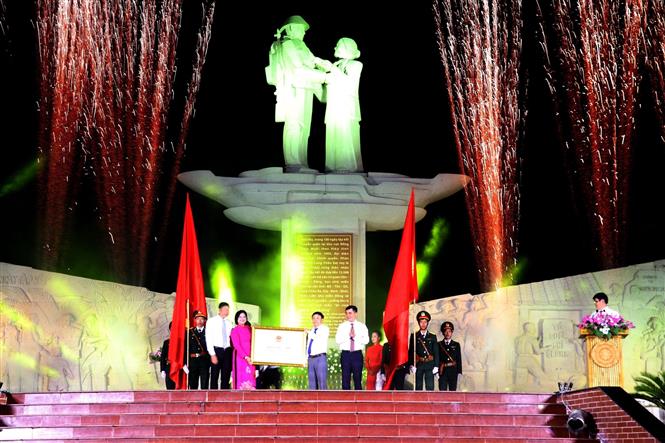 Tỉnh Đồng Tháp đón nhận Bằng xếp hạng Di tích Lịch sử quốc gia Địa điểm tập kết ra Bắc năm 1954 tại Cao Lãnh.
Ảnh: Nguyễn Văn Trí/TTXVN