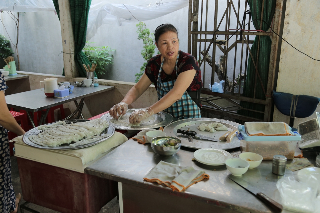Bà Trần Thị Đức chuẩn bị bánh cuốn cho thực khách.