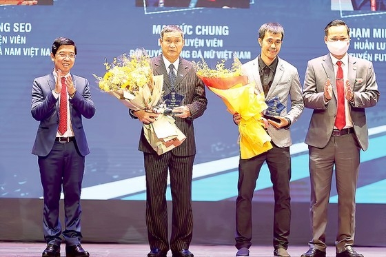 Ban tổ chức tôn vinh những đóng góp của các HLV Mai Đức Chung và Phạm Minh Giang tại Gala trao giải Quả bóng vàng Việt Nam 2021.