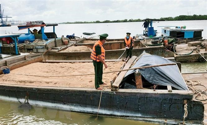 Xử phạt 7 cá nhân liên quan đến khai thác, mua bán cát dưới lòng sông sai quy định