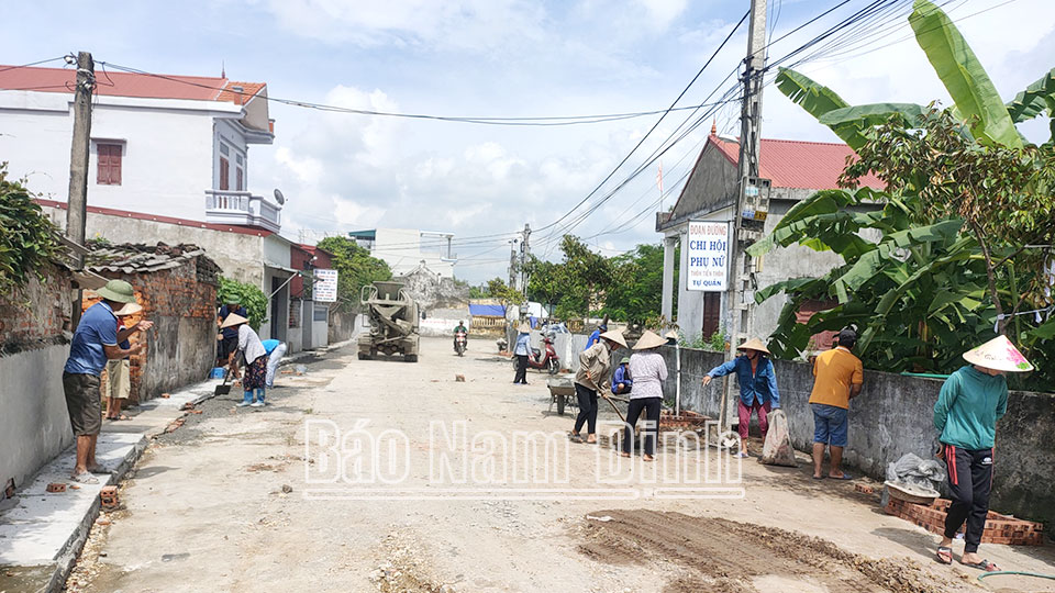 Nhân dân thôn Tiền, xã Tam Thanh làm đường giao thông.