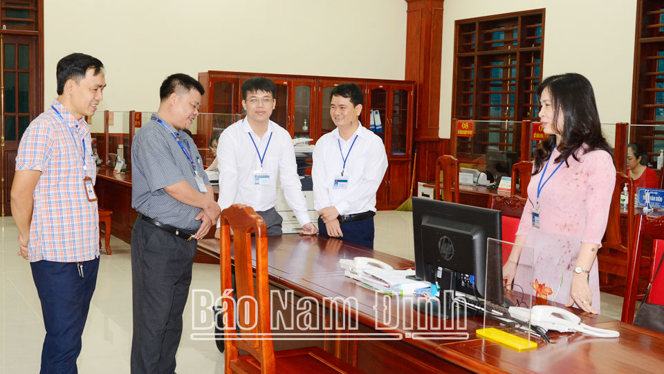 Trao đổi nghiệp vụ giải quyết thủ tục hành chính tại Trung tâm Phục vụ hành chính công, Xúc tiến đầu tư và Hỗ trợ doanh nghiệp tỉnh Nam Định.
