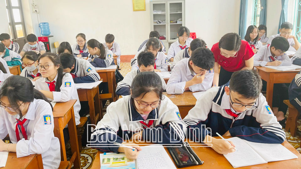 Học tập và làm theo tư tưởng, đạo đức, phong cách Hồ Chí Minh: Học tập, làm theo và noi gương Bác
ở Trường THCS Nguyễn Hiền