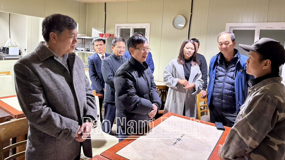 Đồng chí Chủ tịch UBND tỉnh thăm hỏi người lao động của tỉnh Nam Định đang làm việc tại tỉnh Jeju