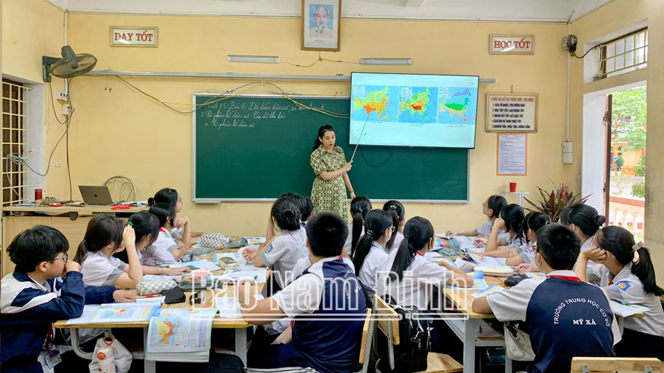 Cô và trò Trường THCS Mỹ Xá (thành phố Nam Định) trong một giờ học.