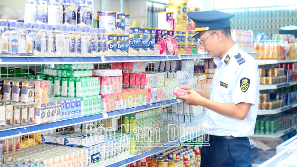 Lực lượng Quản lý thị trường kiểm soát niêm yết giá sữa cho trẻ dưới 6 tuổi trên địa bàn huyện Ý Yên.
Bài và ảnh: Nguyễn Hương