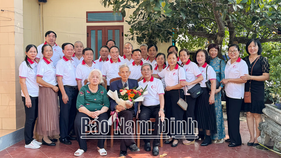 Học sinh lớp E khóa 1975-1978, Trường THPT Nghĩa Hưng B (Nghĩa Hưng) thăm thầy giáo Nguyễn Trọng Chiếm sau hơn 40 năm ra trường.