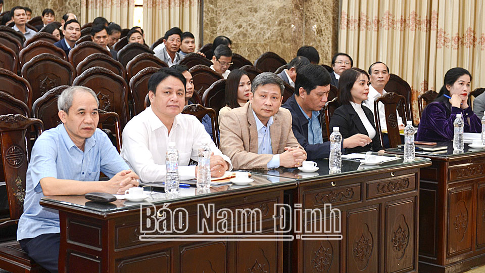 Các đồng chí lãnh đạo tỉnh tham dự hội nghị.
