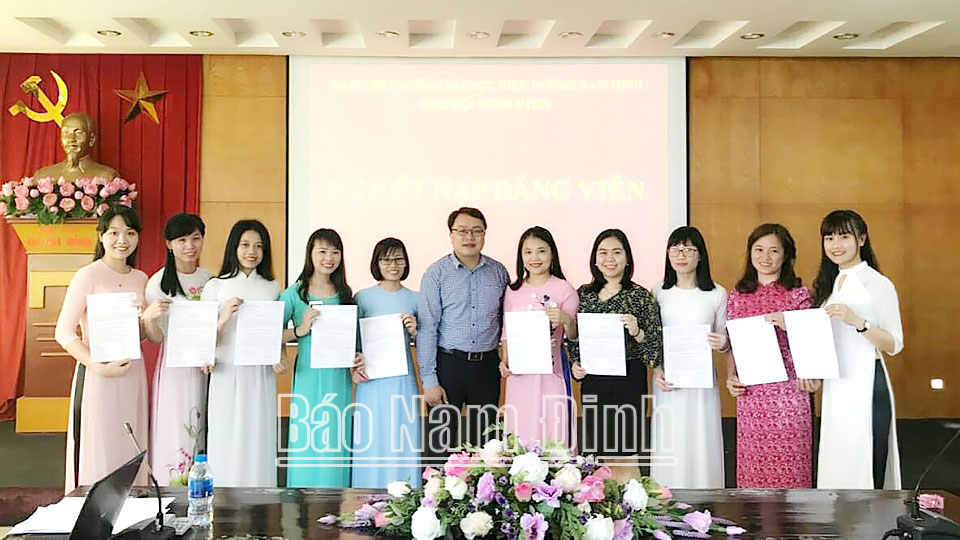 Chi bộ Sinh viên, Đảng bộ Trường Đại học Điều dưỡng Nam Định tổ chức kết nạp các sinh viên ưu tú vào Đảng.
Ảnh: Do cơ sở cung cấp