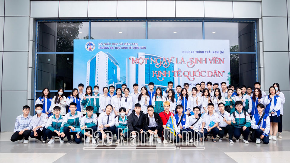 Đoàn Thanh niên Trường THPT Trần Hưng Đạo (thành phố Nam Định) với hoạt động trải nghiệm Một ngày là sinh viên Kinh tế Quốc dân. 
