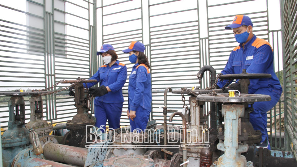 Nhân viên Công ty Xăng dầu Hà Nam Ninh kiểm tra kỹ thuật vận hành cung ứng xăng dầu.