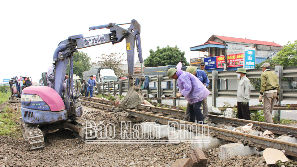 Công nhân Công ty Cổ phần Đường sắt Hà Ninh sửa chữa đường ray trên tuyến đường sắt Bắc - Nam.