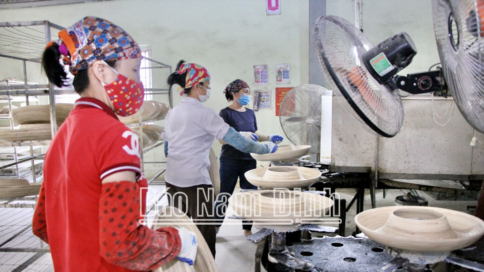 Sản xuất sản phẩm thủ công mỹ nghệ xuất khẩu tại Công ty TNHH Nam Hải, xã Yên Tiến (Ý Yên).
