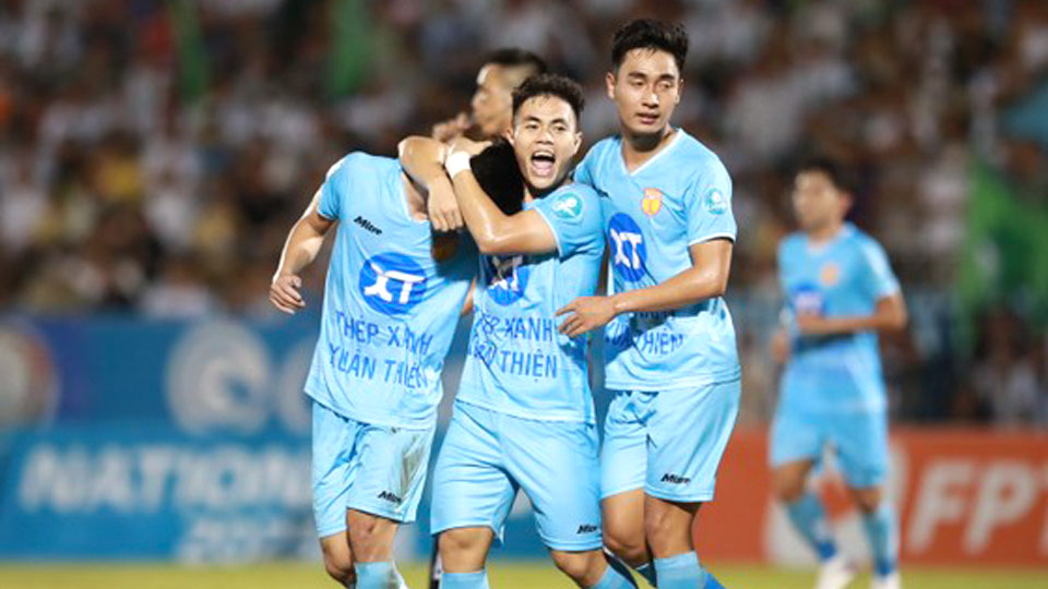 Niềm vui của các cầu thủ Nam Định khi thắng đậm Bình Phước ở Cúp quốc gia 2023-2024.