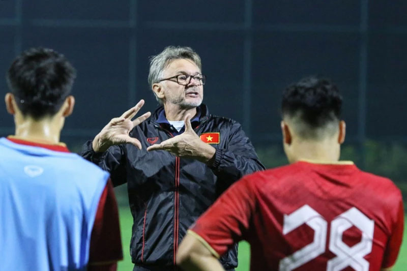 Huấn luyện viên Troussier công bố danh sách rút gọn đội tuyển Việt Nam.