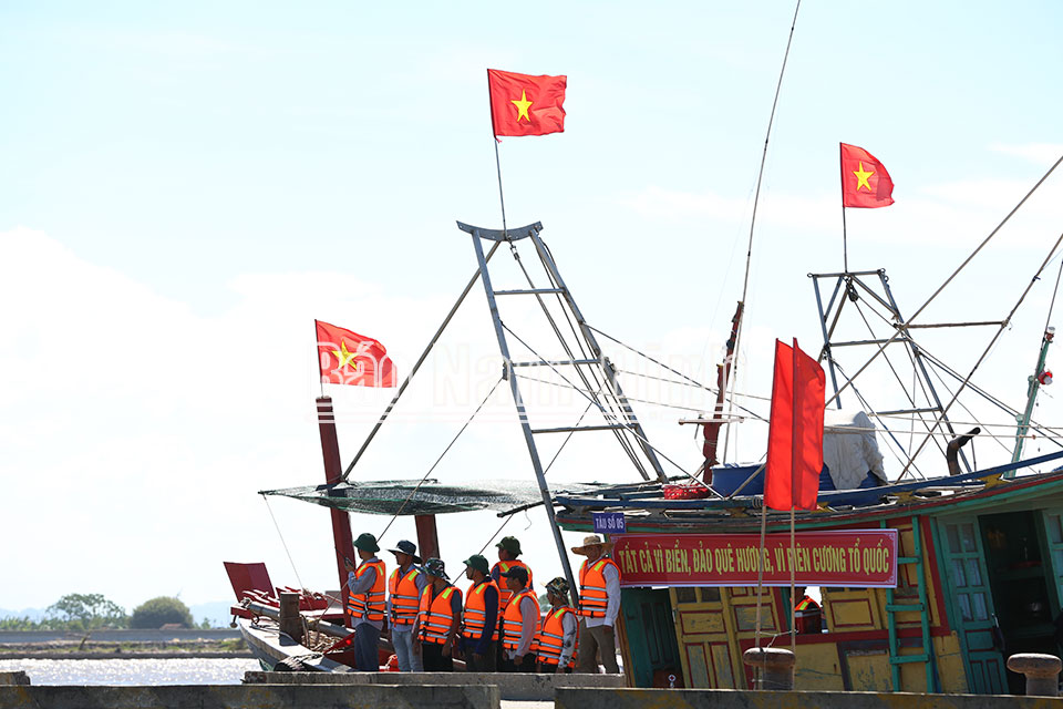 Lực lượng Dân quân tự vệ biển huyện Hải Hậu thực hành tình huống tham gia bảo vệ chủ quyền biển, đảo trong diễn tập bảo đảm tác chiến phòng thủ năm 2023.