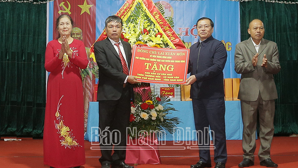 Đồng chí Phó Trưởng Ban Thường trực Ban Tuyên giáo Trung ương và đồng chí Bí thư Tỉnh ủy dự Ngày hội Đại đoàn kết toàn dân tộc tại xã Nam Vân