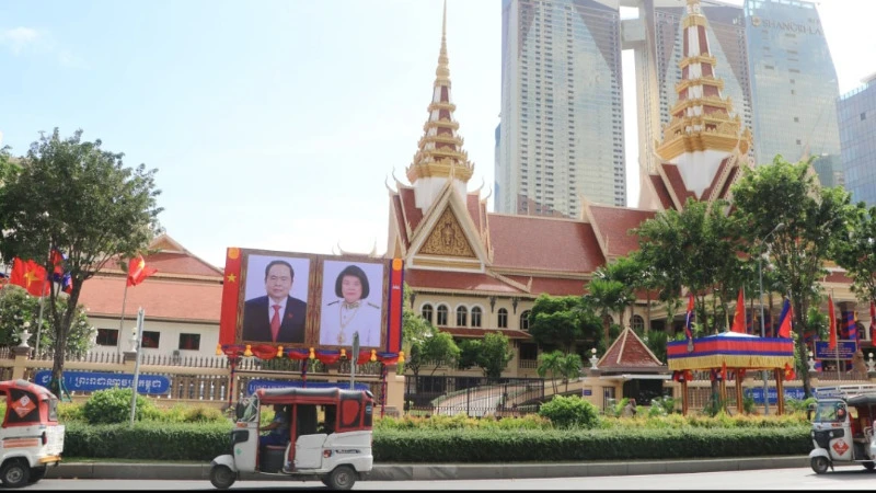 Ảnh chân dung Chủ tịch Quốc hội Việt Nam Trần Thanh Mẫn và Chủ tịch Quốc hội Campuchia Samdech Khuon Sudary được đặt trang trọng phía trước trụ sở Quốc hội tại Phnom Penh.