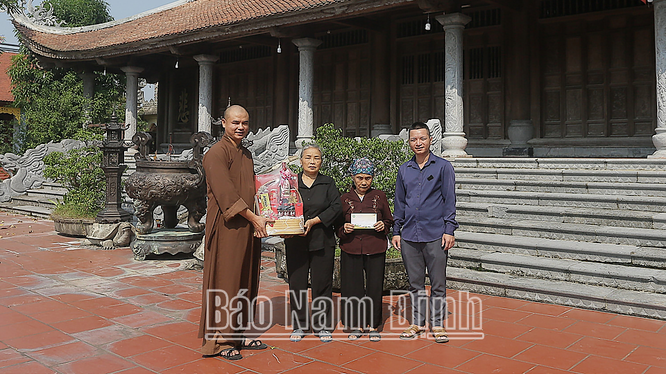 Thầy Thích Thanh Toàn, chùa Vạn Điểm (tên thật là Trần Văn Hùng) là đảng viên sinh hoạt tại chi bộ 7 trao quà cho người cao tuổi có hoàn cảnh khó khăn.