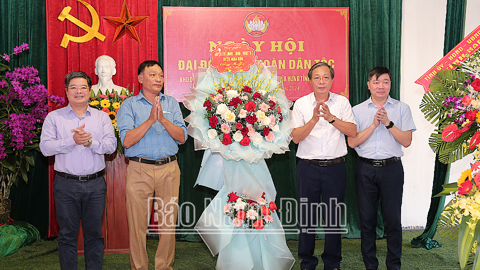 Lãnh đạo huyện Nghĩa Hưng tặng hoa chúc mừng khu dân cư Tây Sơn, xã Nghĩa Sơn. 
