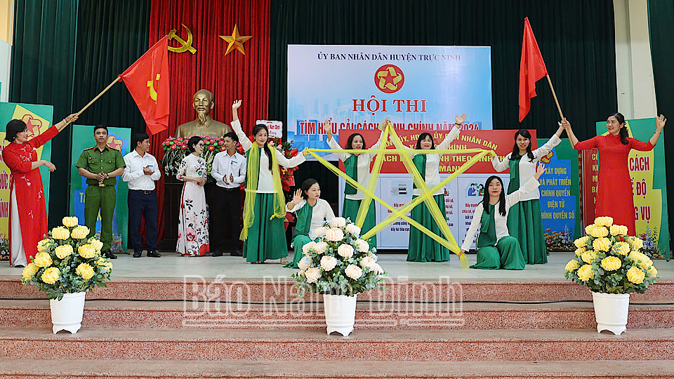 Màn thi Chào hỏi của đội thi đến từ xã Trực Chính. 
