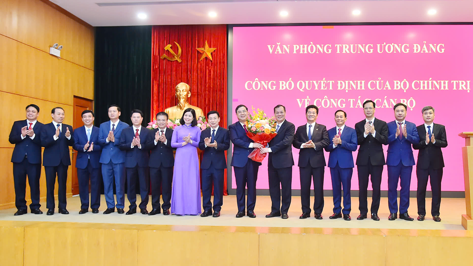 Ban Thường vụ Tỉnh ủy Nam Định chúc mừng đồng chí Phạm Gia Túc. Ảnh: Duy Linh - Báo Nhân Dân