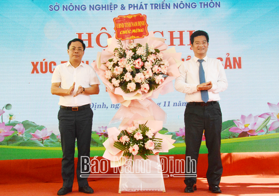 Đồng chí Trần Anh Dũng, Ủy viên Ban TVTU, Phó Chủ tịch Thường trực UBND tỉnh tặng hoa chúc mừng Sở NN và PTNT tổ chức thành công hội nghị xúc tiến thương mại nông sản an toàn năm 2024.