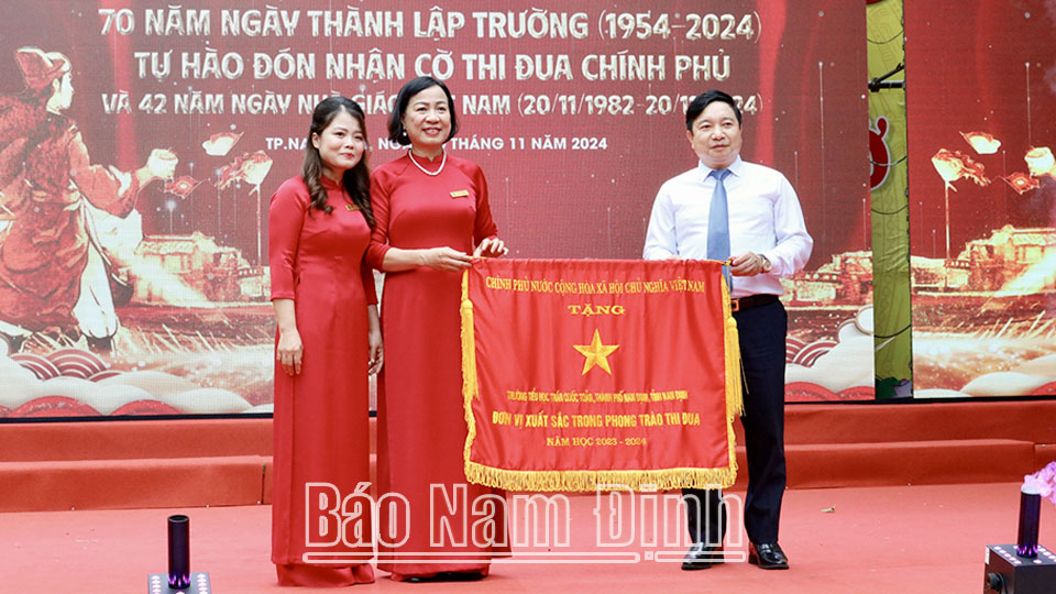 Trường Tiểu học Trần Quốc Toản kỷ niệm 70 năm thành lập và đón nhận Cờ thi đua của Chính phủ