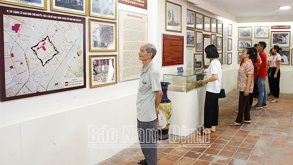 Du khách đến tham quan bên trong di tích Cột cờ Nam Định.
