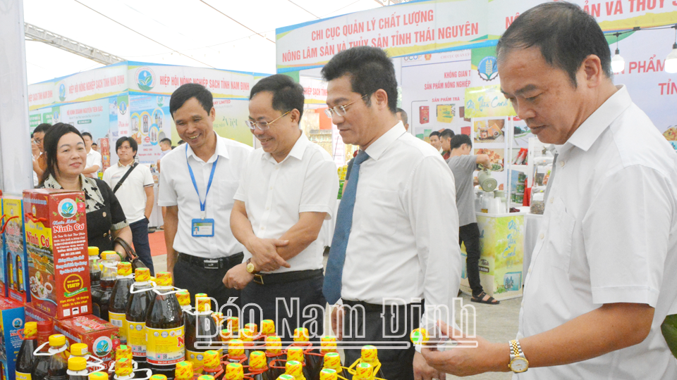 Đồng chí Trần Anh Dũng, Ủy viên Ban TVTU, Phó Chủ tịch Thường trực UBND tỉnh và lãnh đạo các sở, ngành tham quan, trải nghiệm các gian hàng tại phiên chợ sản phẩm nông nghiệp an toàn năm 2024.