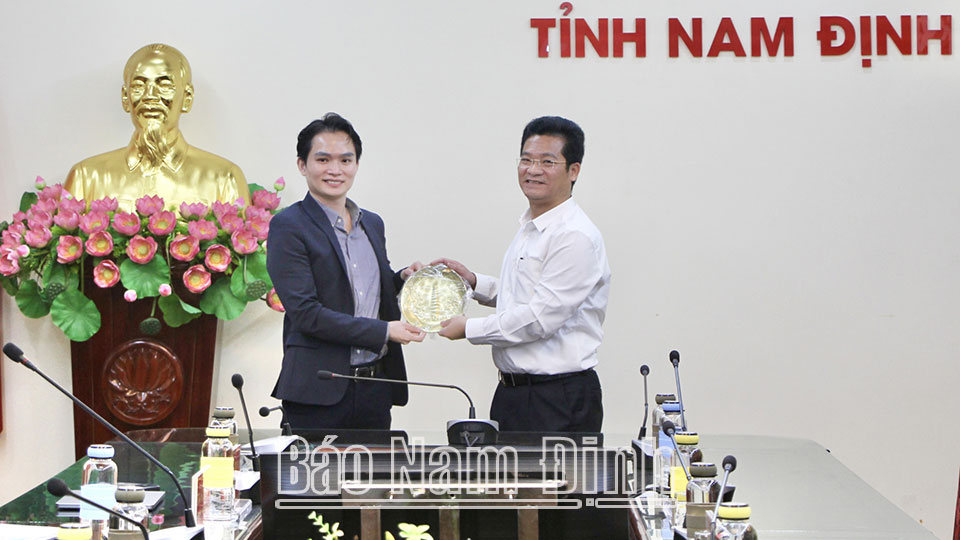 Đồng chí Trần Anh Dũng, Uỷ viên Ban TVTU, Phó Chủ tịch Thường trực UBND tỉnh tặng quà lưu niệm ông Lê Thanh Tùng, Trưởng đại diện Văn phòng tại Việt Nam của SVEF.