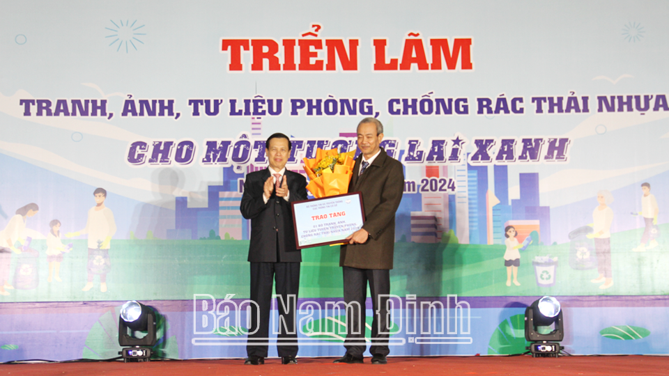 Triển lãm tranh, ảnh, tư liệu về phòng chống rác thải nhựa