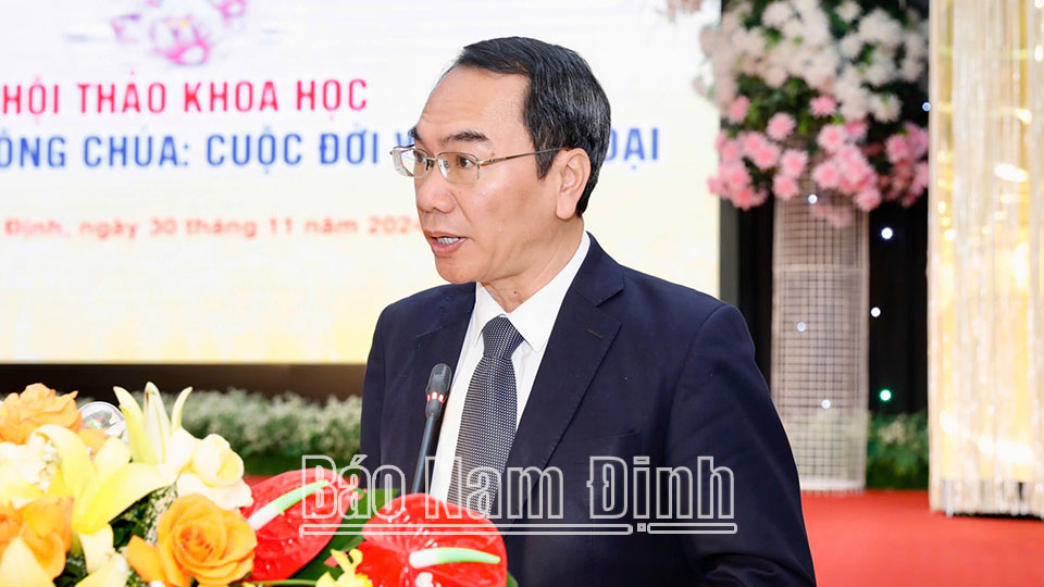 PGS. TS Chu Văn Tuấn, Viện trưởng Viện Nghiên cứu tôn giáo (Viện Hàn lâm Khoa học xã hội Việt Nam) phát biểu đề dẫn hội thảo:

“Những đóng góp của Huyền Trân Công chúa đối với dân tộc là vô cùng to lớn. Bà đã dâng hiến tuổi thanh xuân tươi đẹp của mình vì mục tiêu cao cả: tăng cường, củng cố mối quan hệ Đại Việt với Champa, củng cố hoà bình biên giới phía Nam của Tổ quốc; qua đó tăng cường sức mạnh, nội lực quốc gia, sẵn sàng ứng phó đối với âm mưu xâm lược của phương Bắc. Sau khi trở về Đại Việt, Huyền Trân Công chúa đã tu hành, trở thành một ni sư giúp đỡ, giáo hoá nhân dân, dạy nghề, cấp ruộng cho dân nghèo, dựng chùa, lan toả tinh thần, giá trị Phật giáo trong đời sống xã hội. Tuy nhiên, những truyền thuyết dân gian, câu chuyện dã sử, đặc biệt là mấy dòng ghi chép trong “Đại Việt sử ký toàn thư” không có minh chứng đã phủ một lớp sương mờ lên cuộc đời bà, khiến cho hậu thế tốn rất nhiều giấy mực bởi những nghi hoặc, suy luận, suy diễn không có cơ sở. Thậm chí, có những tác phẩm đã phóng tác Huyền Trân Công chúa và Trần Khắc Chung (người được Vua Trần Anh Tông sai sang Champa đón công chúa về nước) sau khi về nước đã nên duyên vợ chồng. Chính những suy diễn, phóng tác, thêu dệt đã che mờ những đóng góp to lớn của Huyền Trân Công chúa đối với đất nước và dân tộc, khiến cho nhân cách cao đẹp của bà bị ảnh hưởng. Có thể nói, cho đến nay chúng ta vẫn nợ lịch sử một lời giải đáp thoả đáng về những nghi vấn nêu trên và đó chính là lý do để Hội thảo khoa học “Huyền Trân Công chúa - Cuộc đời và giai thoại” diễn ra…”