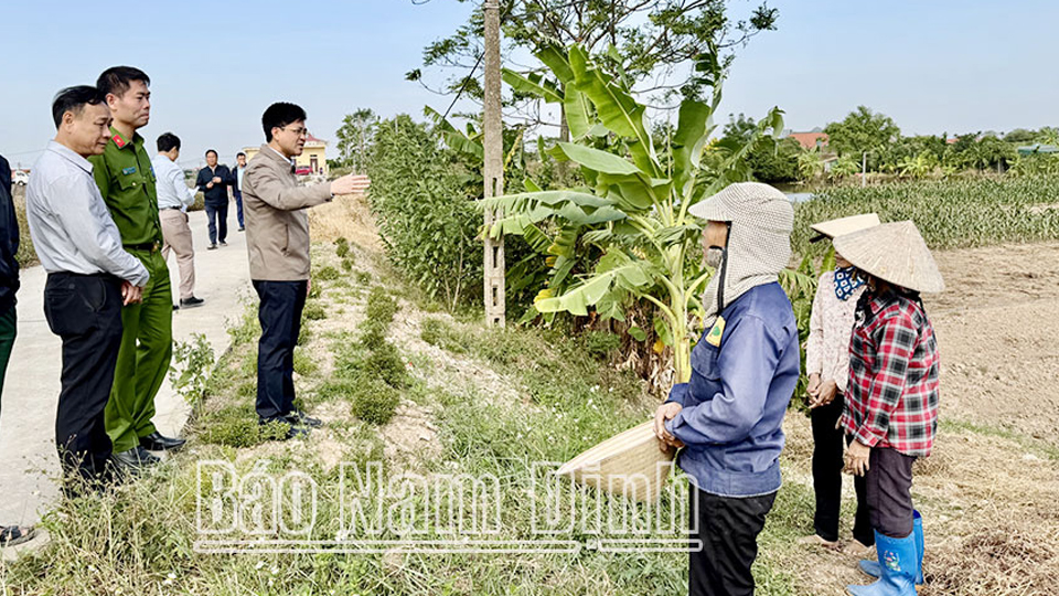 Đồng chí Bí thư Huyện ủy Vụ Bản Trần Minh Hoan khẳng định với người dân tình trạng ô nhiễm môi trường do trang trại nuôi lợn của Công ty Cổ phần Sản xuất Thương mại và Dịch vụ Bách Phượng đang được khắc phục, xử lý triệt để.