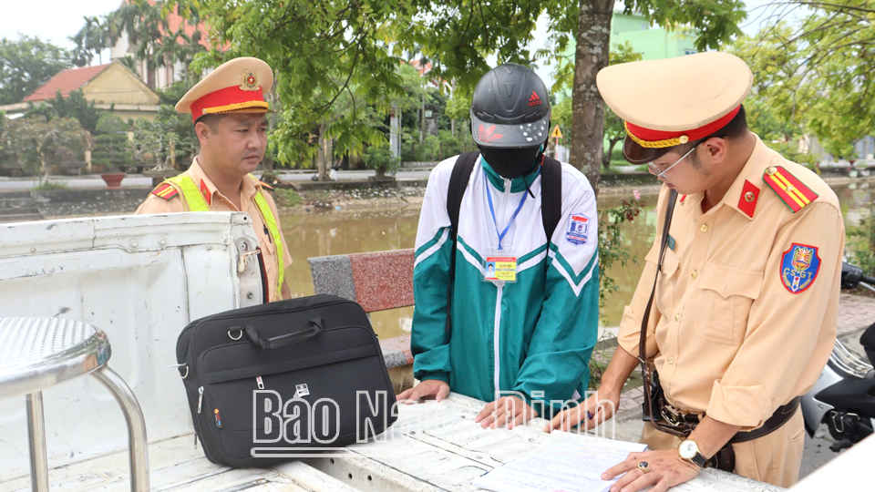 Lực lượng Cảnh sát Giao thông Công an huyện Hải Hậu thực hiện tuần tra, xử lý vi phạm trọng đợt cao điểm bảo đảm trật tự ATGT cho học sinh.