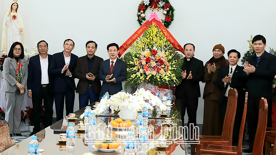 Đồng chí Chủ tịch UBND tỉnh thăm, chúc mừng giáo xứ Xuân Bảng nhân dịp Lễ Noel 2022