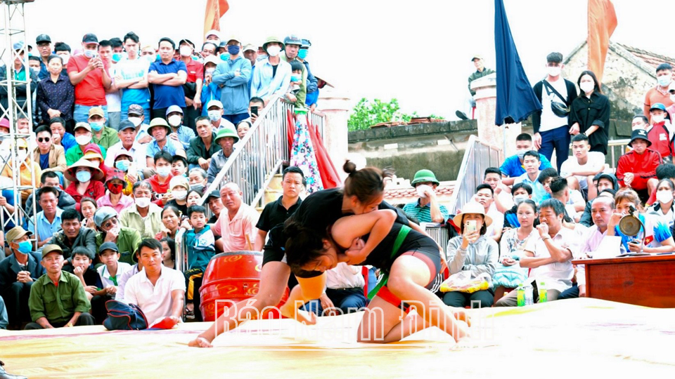 Các đô vật nữ thi đấu tại Giải Vật truyền thống huyện Giao Thủy năm 2023.
