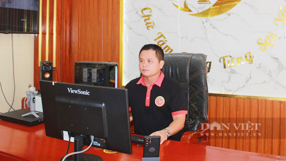 Anh Đinh Văn Thuận (xã Hải Đông, huyện Hải Hậu, tỉnh Nam Định) áp dụng chuyển đổi số vào bán hàng đã đem lại hiệu quả cao. Ảnh: Mai Chiến.