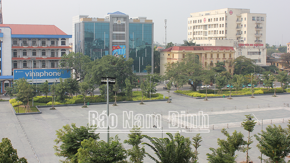 Quảng trường Hòa Bình mới được khánh thành và đưa vào sử dụng đầu tháng 9-2023 và là điểm nhấn cảnh quan, kiến trúc của thành phố Nam Định.