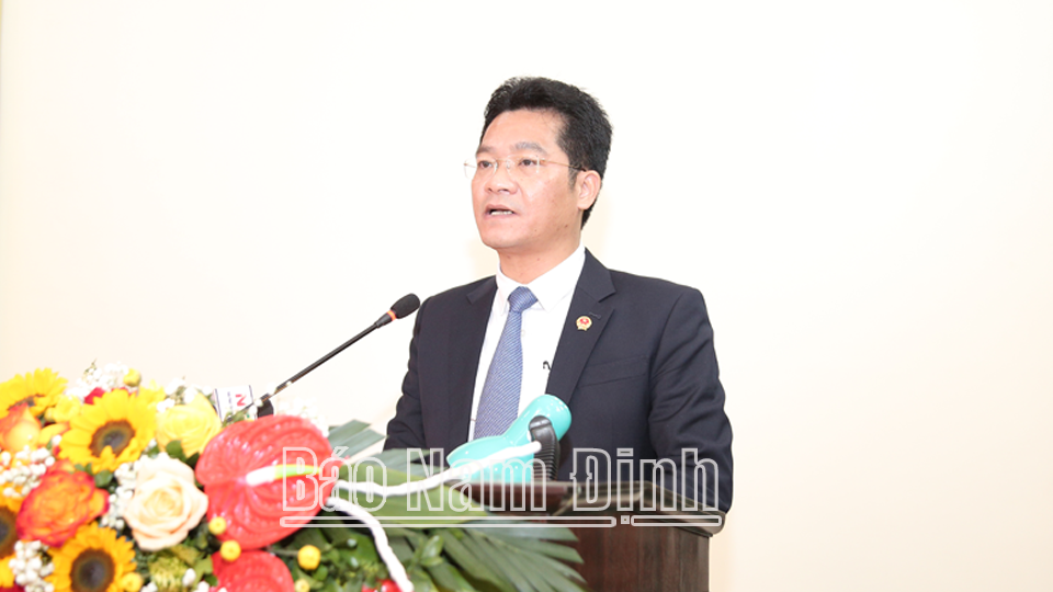Đồng chí Trần Anh Dũng, Ủy viên Ban TVTU, Phó Chủ tịch Thường trực UBND tỉnh trình bày tóm tắt báo cáo kết quả thực hiện nhiệm vụ phát triển kinh tế - xã hội năm 2023 và kế hoạch năm 2024.