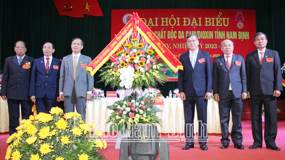 Đồng chí Phó Chủ tịch UBND tỉnh Trần Lê Đoài trao tặng Đại hội lẵng hoa tươi thắm.