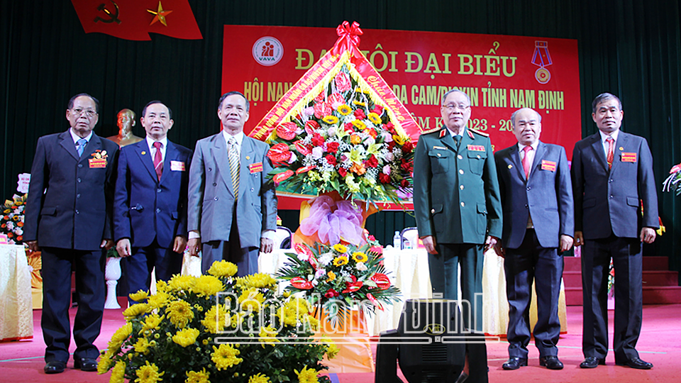 Đồng chí Thượng tướng Nguyễn Văn Rinh, Chủ tịch Hội Nạn nhân chất độc da cam/điôxin Việt Nam tặng Đại hội lẵng hoa tươi thắm. 