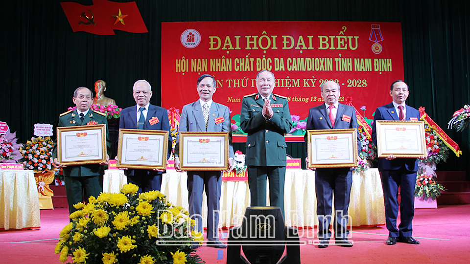 Đồng chí Thượng tướng Nguyễn Văn Rinh, Chủ tịch Hội Nạn nhân chất độc da cam/dioxin Việt Nam trao Bằng khen của Trung ương Hội cho các tập thể, cá nhân tiêu biểu.