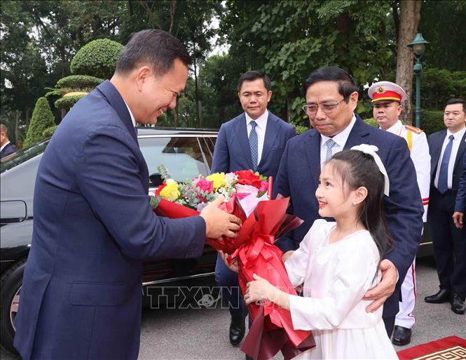 Thiếu nhi Thủ đô Hà Nội chào đón Thủ tướng Campuchia Samdech Hun Manet sang thăm chính thức Việt Nam. Ảnh: Dương Giang/TTXVN
